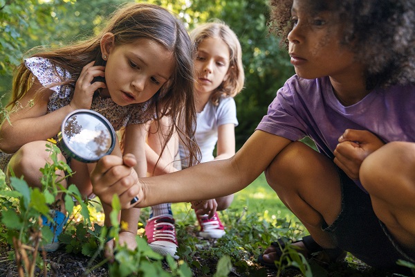 Enfants avec loupe