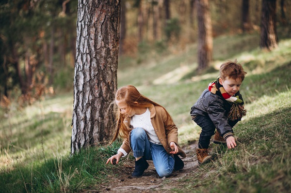 Enfants dans foret