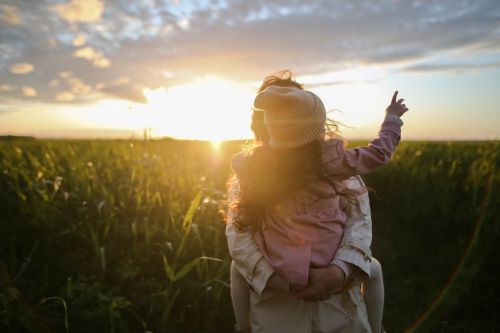 Mère et fille dans les champs